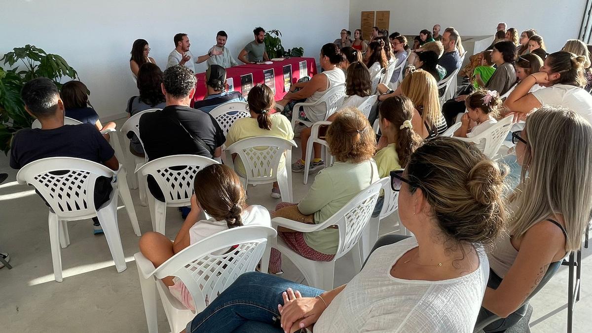 Presentación de la Escuela Municipal de Teatro ante buena parte de los nuevos alumnos.