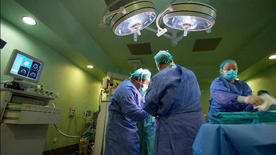 Actividad quirúrgica en un hospital público del Archipiélago.