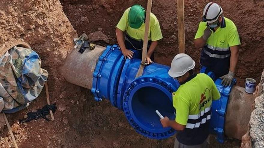 Imagen de los operarios culminando la conexión de las tuberías para el abastecimiento de agua del polígono de la carretera de Onda de Vila-real.