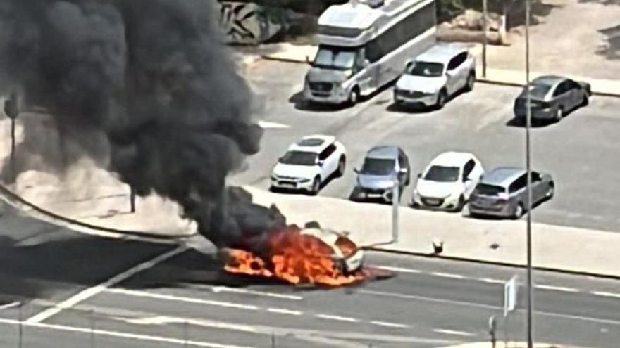 Arde un vehículo cuando circulaba por el Cabo de las Huertas en Alicante