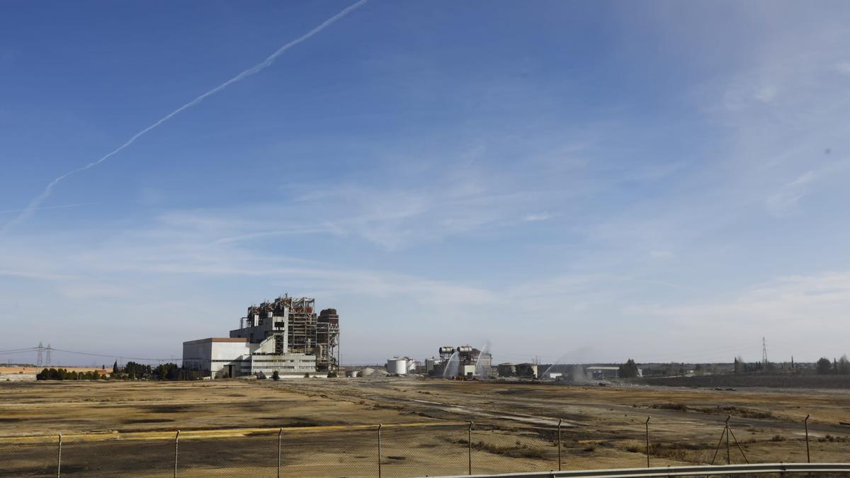 Así ha sido la demolición de la chimenea de Teruel