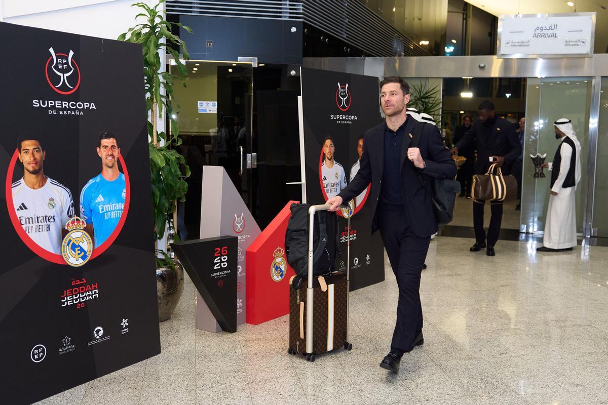 El técnico del Real Madrid, Xabi Alonso, a su llegada al aeropuerto de Yeda.