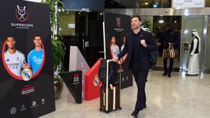 El técnico del Real Madrid, Xabi Alonso, a su llegada al aeropuerto de Yeda.