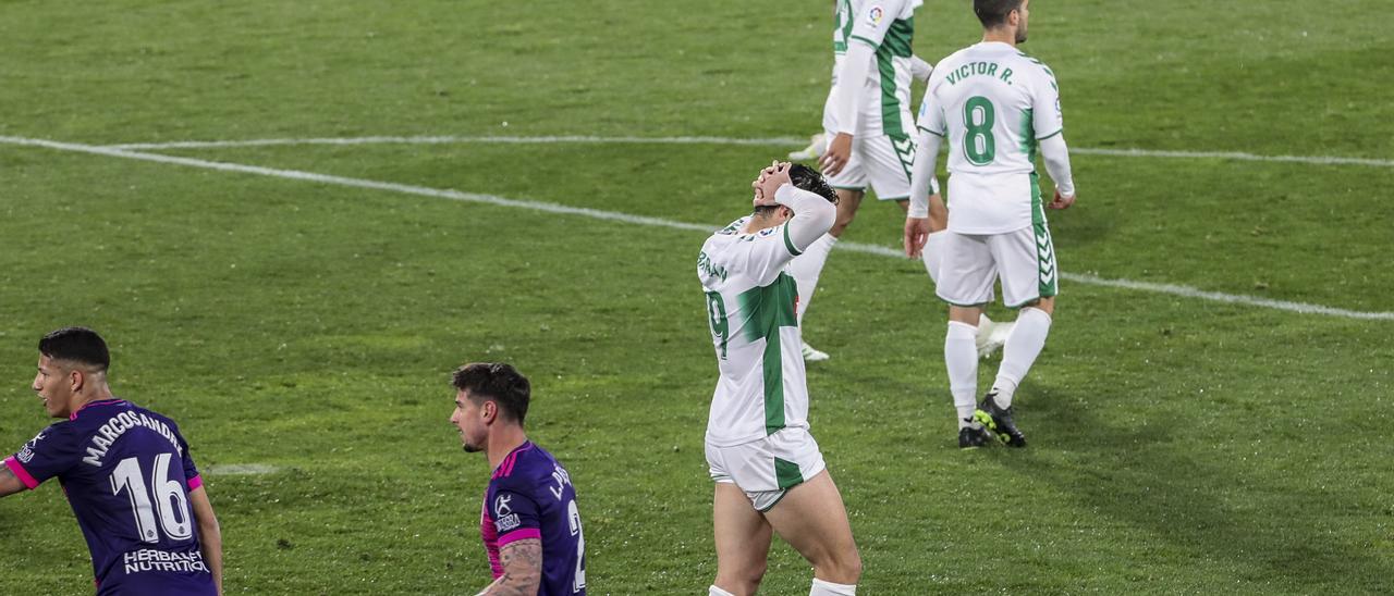 Los jugadores del Elche se lamentan tras el empate con el Valladolid