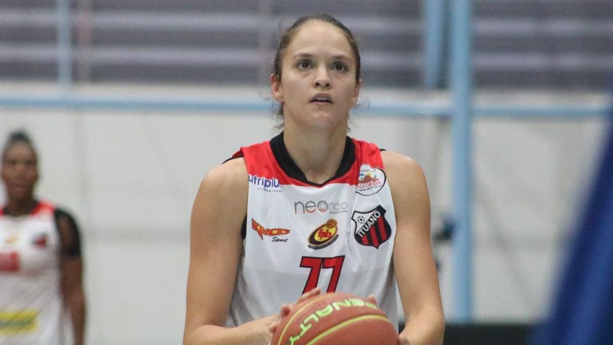 Iza Sangalli lanza a canasta en su etapa en el Ituano brasileño.
