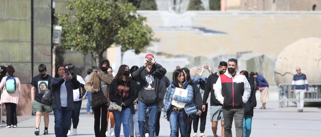 Un grupo de estudiantes norteamericanos, traídos a Zaragoza por la agencia Explorica, en la plaza del Pilar, el pasado viernes.