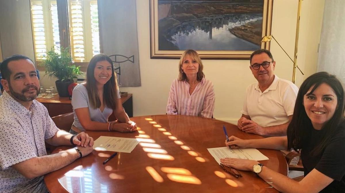 Los Comuns de Sant Boi echan a la concejala de Podem Cristina Serna (en la foto: la segunda por la izquierda) por "problemas políticos"