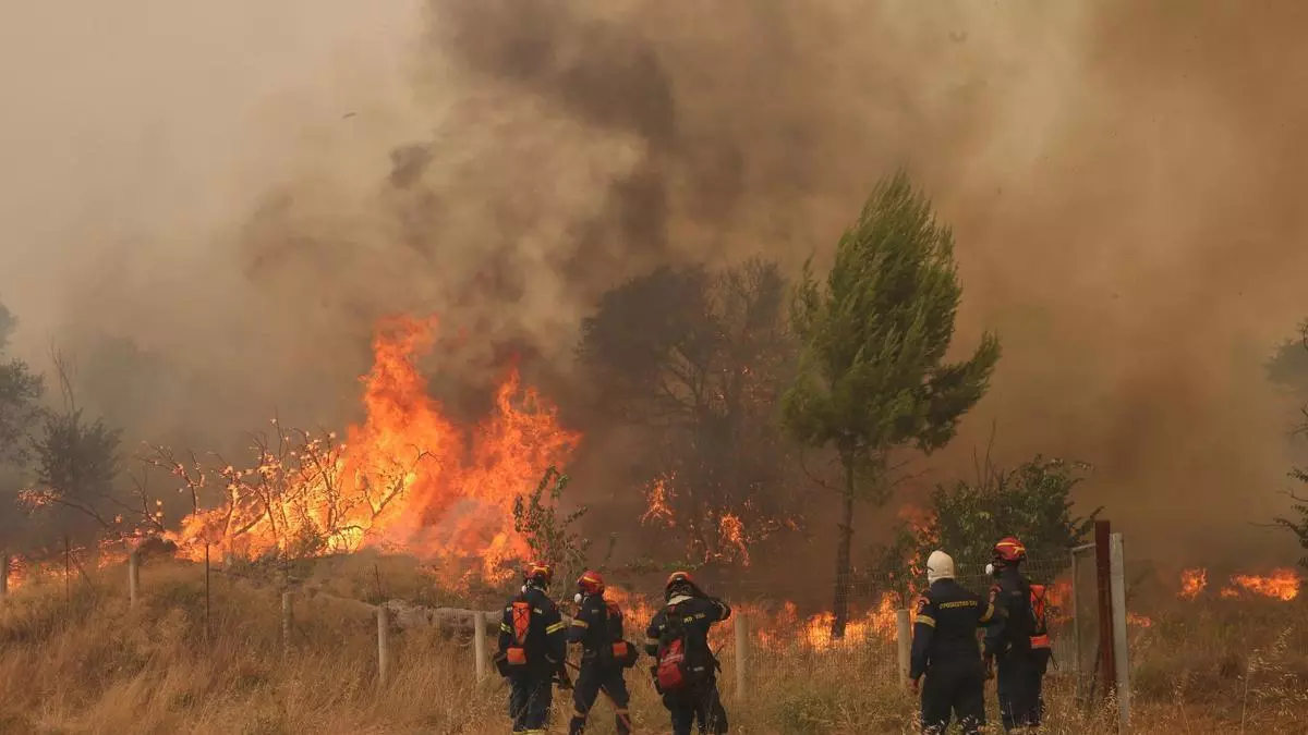 Así ha sido el choque entre dos helicópteros mientras combatían un incendio en Grecia