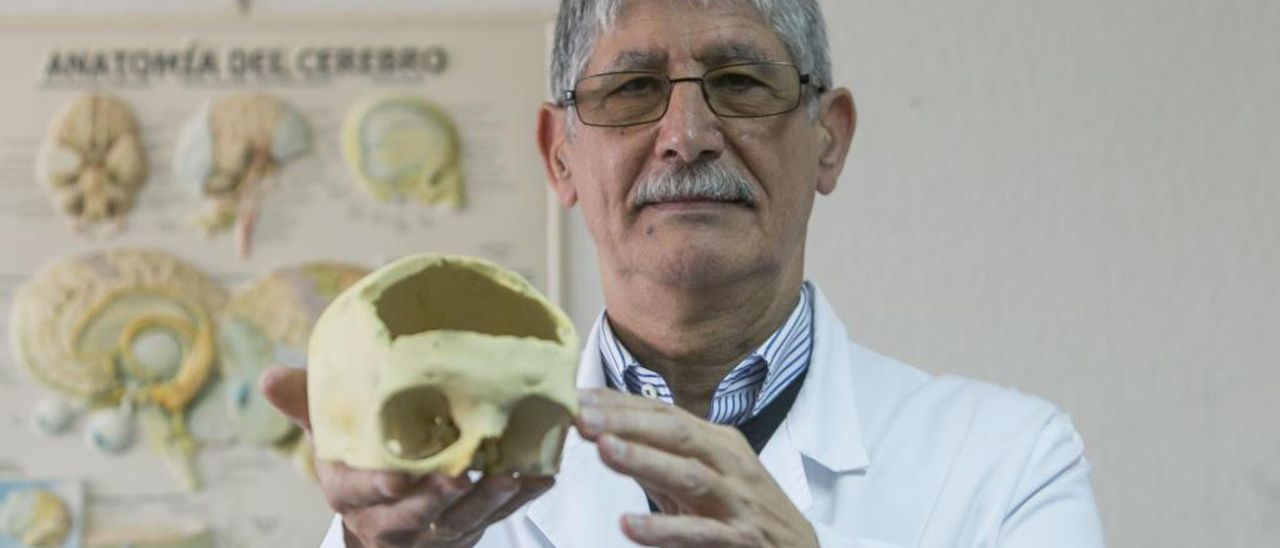 El doctor Pedro Moreno, en su despacho del Hospital General. | HÉCTOR FUENTES El doctor Pedro Moreno, en su despacho del Hospital General. | HÉCTOR FUENTES