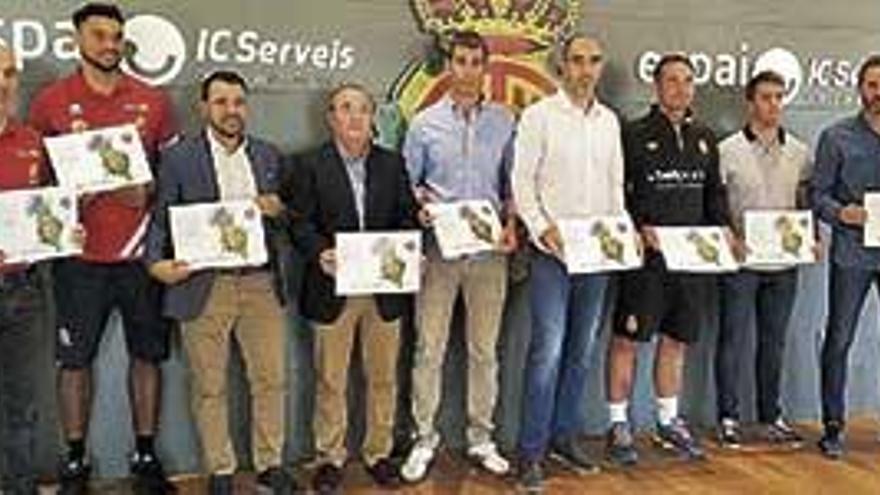 Varios dirigentes del Real Mallorca, Palma Futsal, Iberojet y Urbia Voley presentaron ayer el calendario solidario con el Llevant en Son Bibiloni.