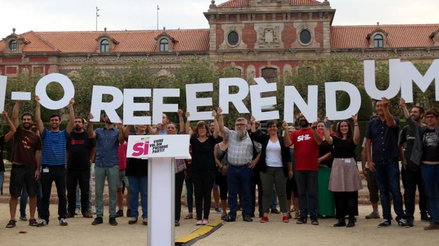 Membres de la CUP concentrats davant el Parlament.