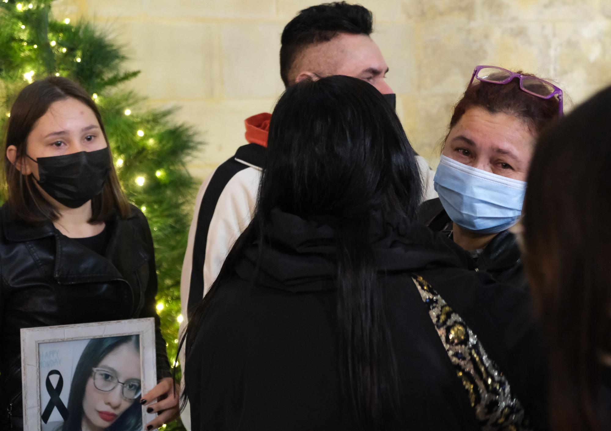 Concentración de repulsa por el asesinato de Yolanda en Elche. Familiares de la joven acudieron al emotivo acto en la Plaza de Baix