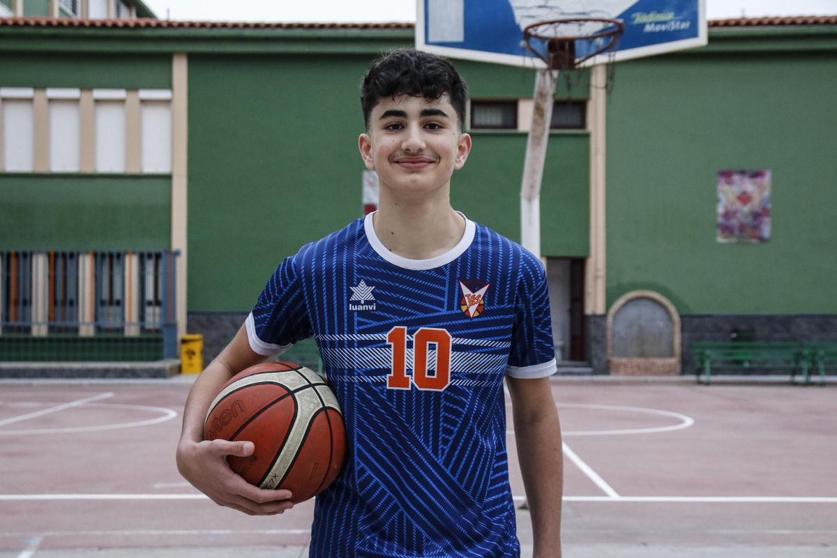Nico Marina Parra, en el patio del colegio Sagrado Corazón deCáceres.
