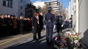 El presidente Emmanuel Macron y la alcaldesa de París, Anne Hidalgo, en la conmemoración del décimo aniversario del atentado contra Charlie Hebdo.