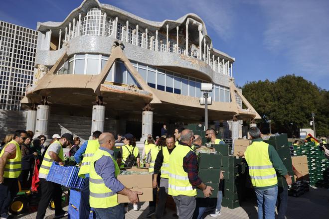 Las imágenes del plante de los agricultores frente a la Asamblea, donde han repartido frutas y hortalizas