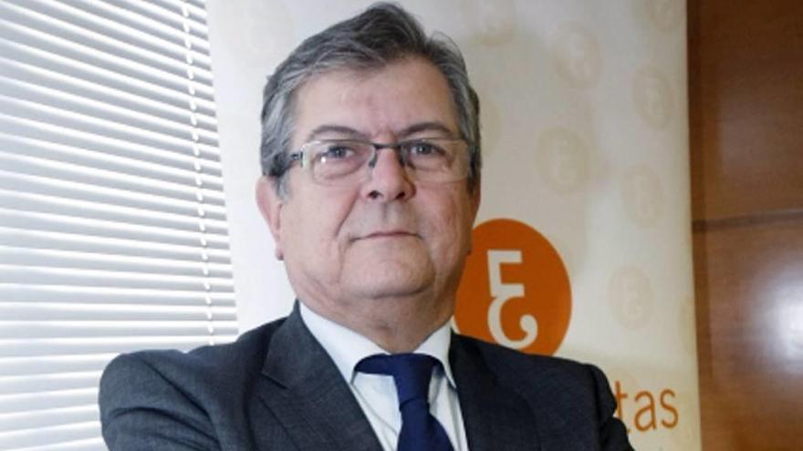 Ramón Madrid es reelegido decano  de los economistas
