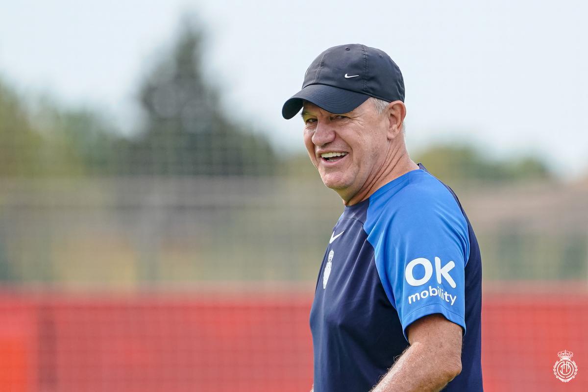 Javier Aguirre, técnico del Real Mallorca, durante un entrenamiento reciente.