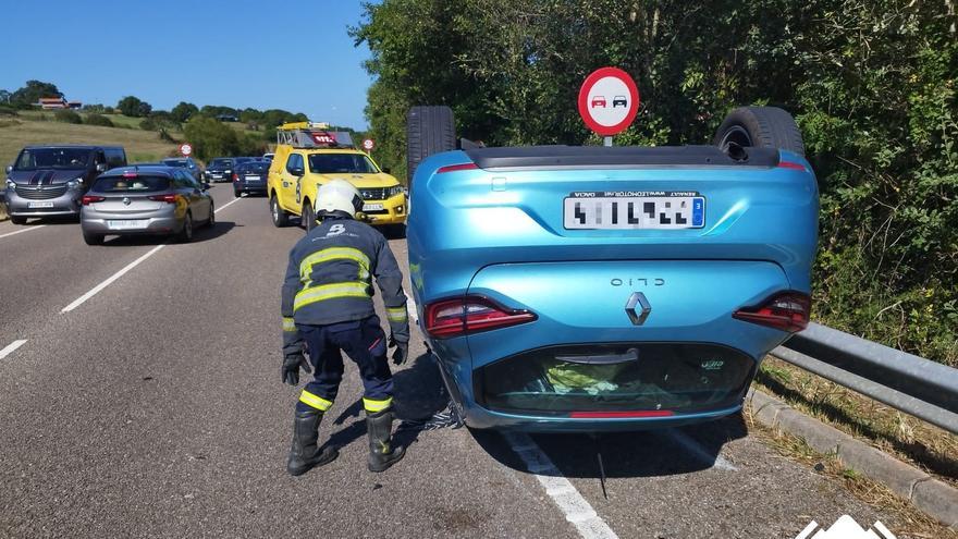 Herida leve una mujer en Luanco que volcó con su coche