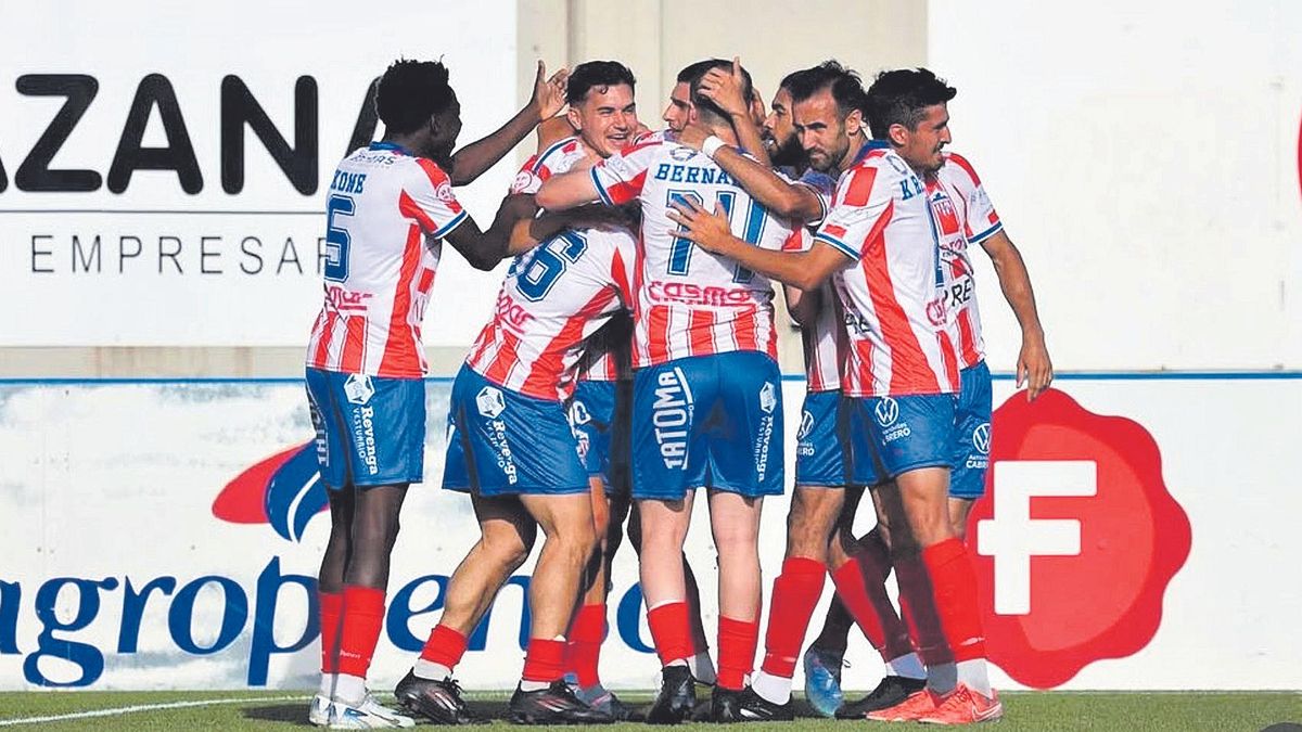 Los jugadores del Atlético Monzón celebran un gol en la eliminatoria previa frente al Binéfar.