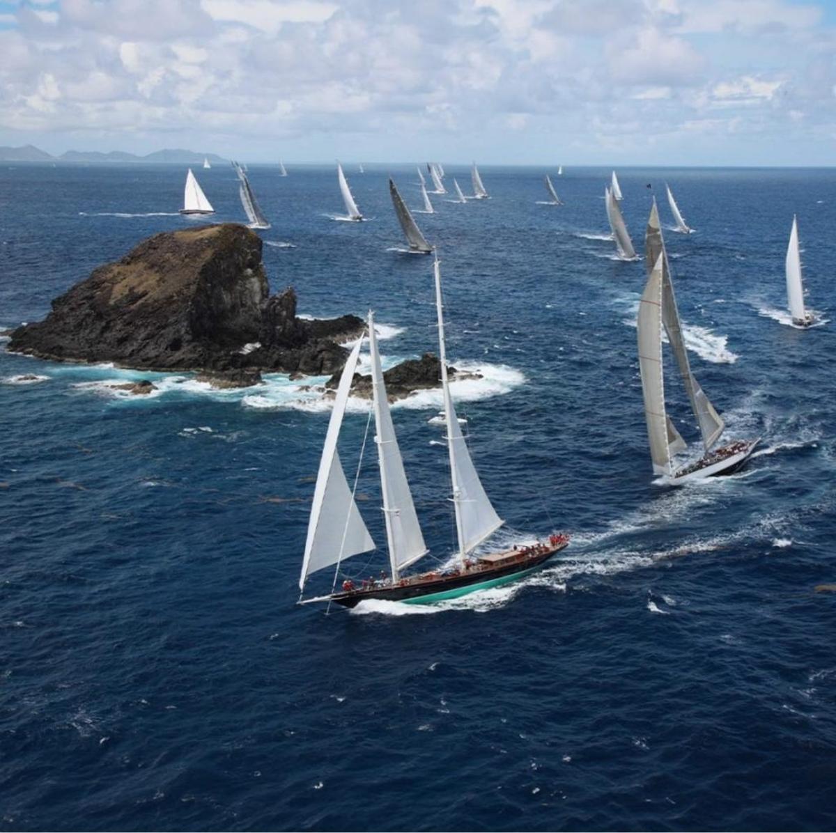 Velero tipo schooner «Seabiscuit», en primer término.