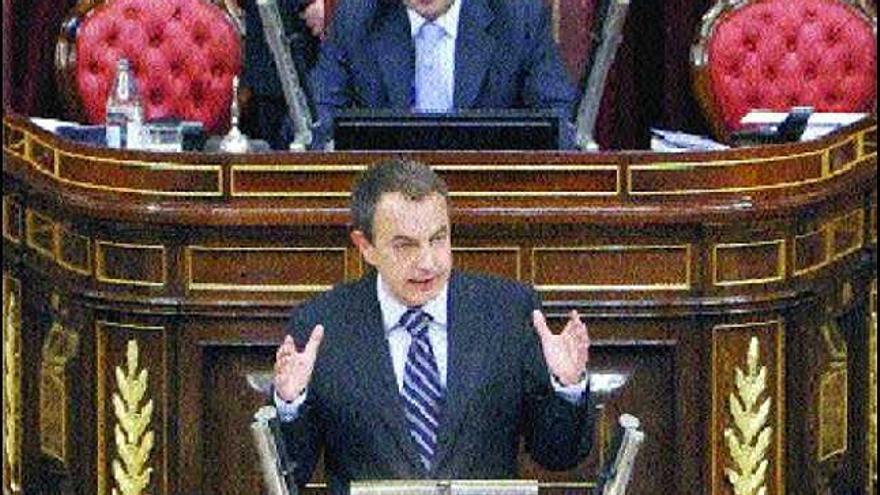 Zapatero, durante su intervención, ayer, en la primera jornada del debate de investidura. Al fondo, José Bono.