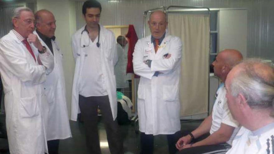 El jefe de Cardiología, junto a los directores del Hospital General, con dos usuarios de la unidad.