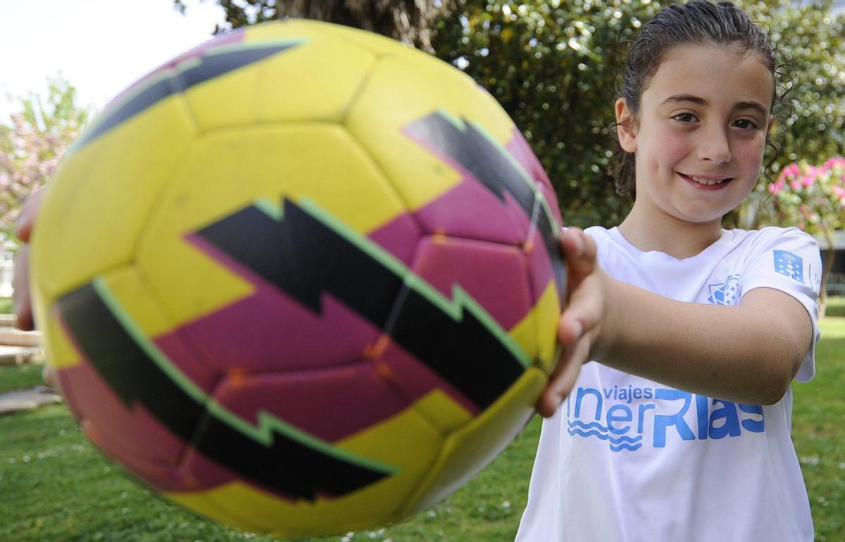 La jugadora estradense, en los jardines municipales de A Estrada. | BERNABÉ/JAVIER LALÍN