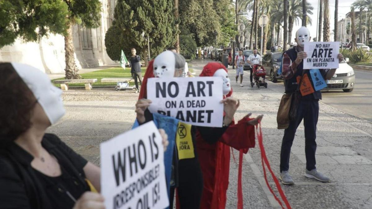 Protesta de Extinction Rebellion Mallorca ayer a las puertas de la Lonja.