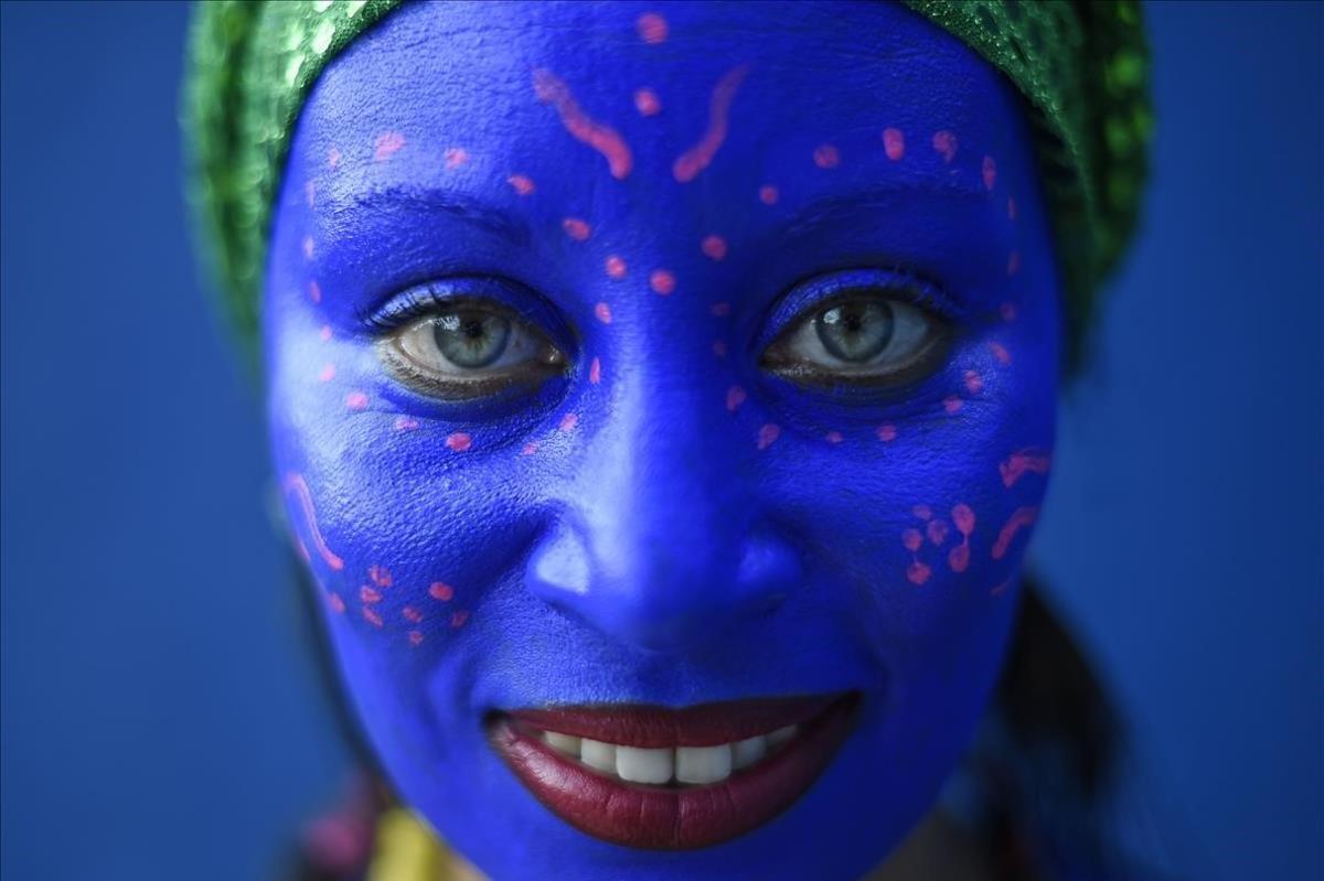 Una miembro del grupo de carnaval tradicional Peña de Pavao de Krishna, que celebra las deidades de la India, se presenta en Belo Horizonte, Brasil.