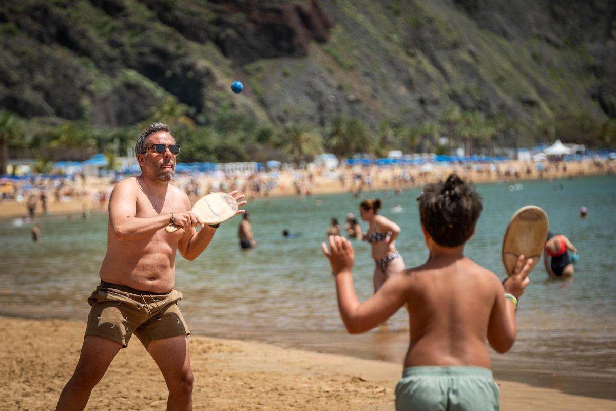 Domingo de Resurrección en la playa de Las Teresitas