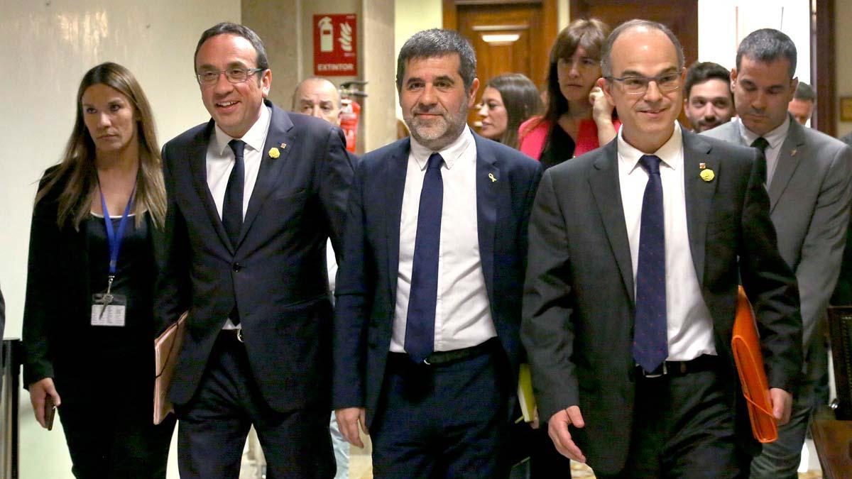 La Mesa del Congreso, presidida por la socialista Meritxell Batet, ha suspendido de sus cargos a los cuatro diputados catalanes en prisión preventiva.