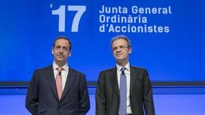 Gonzalo Gortázar y Jordi Gual, en la junta de accionsitas del 2017.