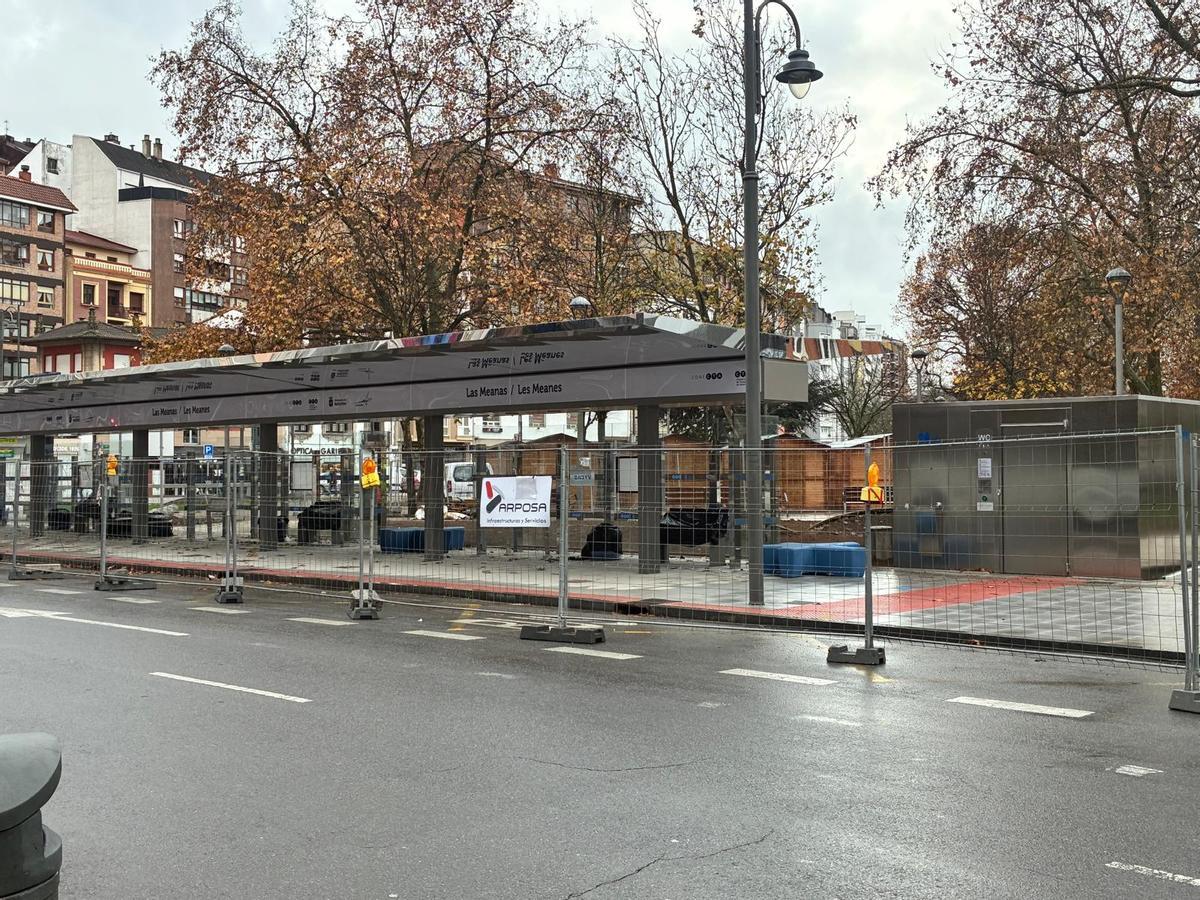 La marquesina XXL de Las Meanas, aún en obras y con el aseo ya instalado a la derecha.