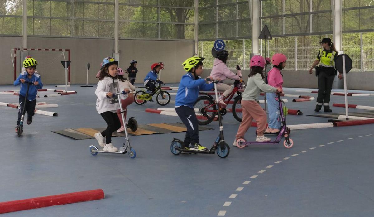 Los niños se esforzaron por cumplir las normas de conducción. |  Roi  Cruz