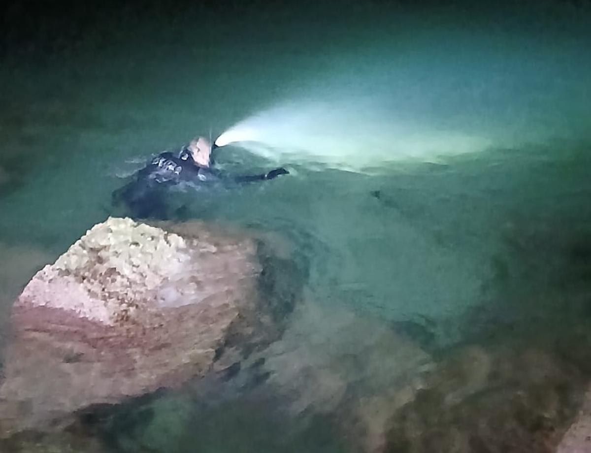 Imagen del pescador furtivo sorprendido en Port Ginesta