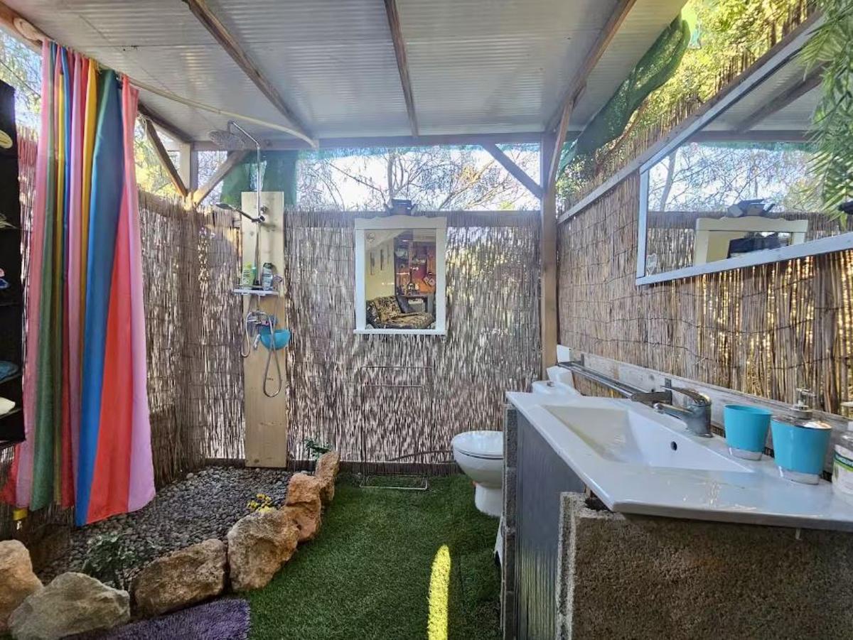 Galería: Alquilan una casa de madera en el bosque como vivienda turística en Ibiza