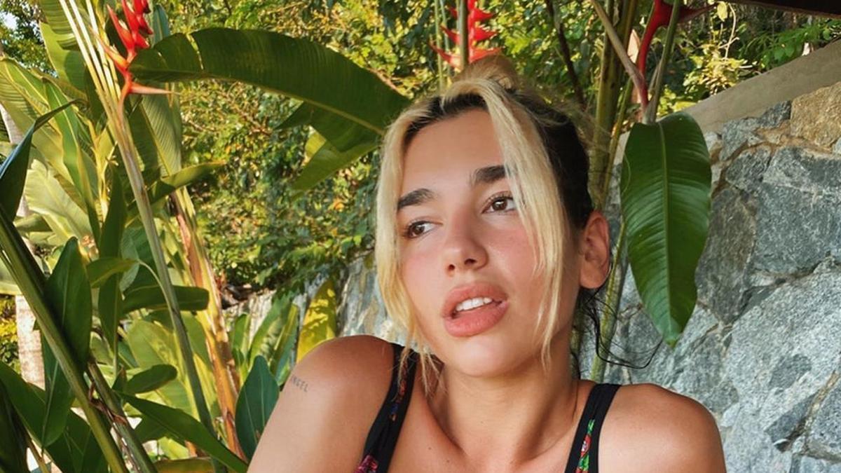 Dua Lipa mostrando su último tatuaje