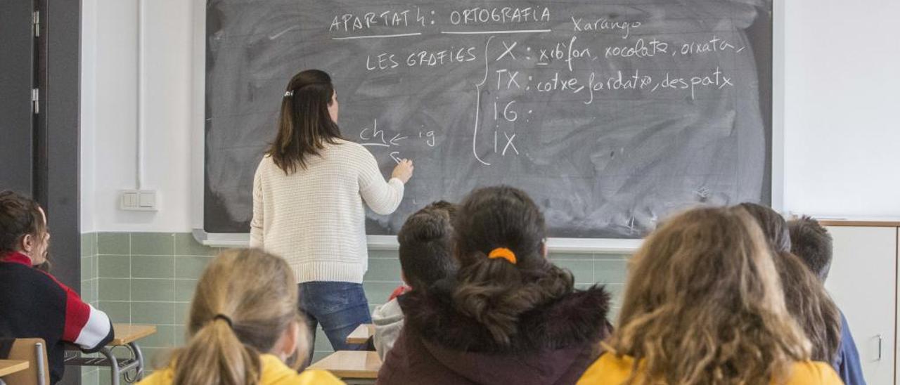 Clase de Valenciano en un instituto de la provincia que vuelve a tener problemas para cubrir una de las bajas docentes de esta especialidad.