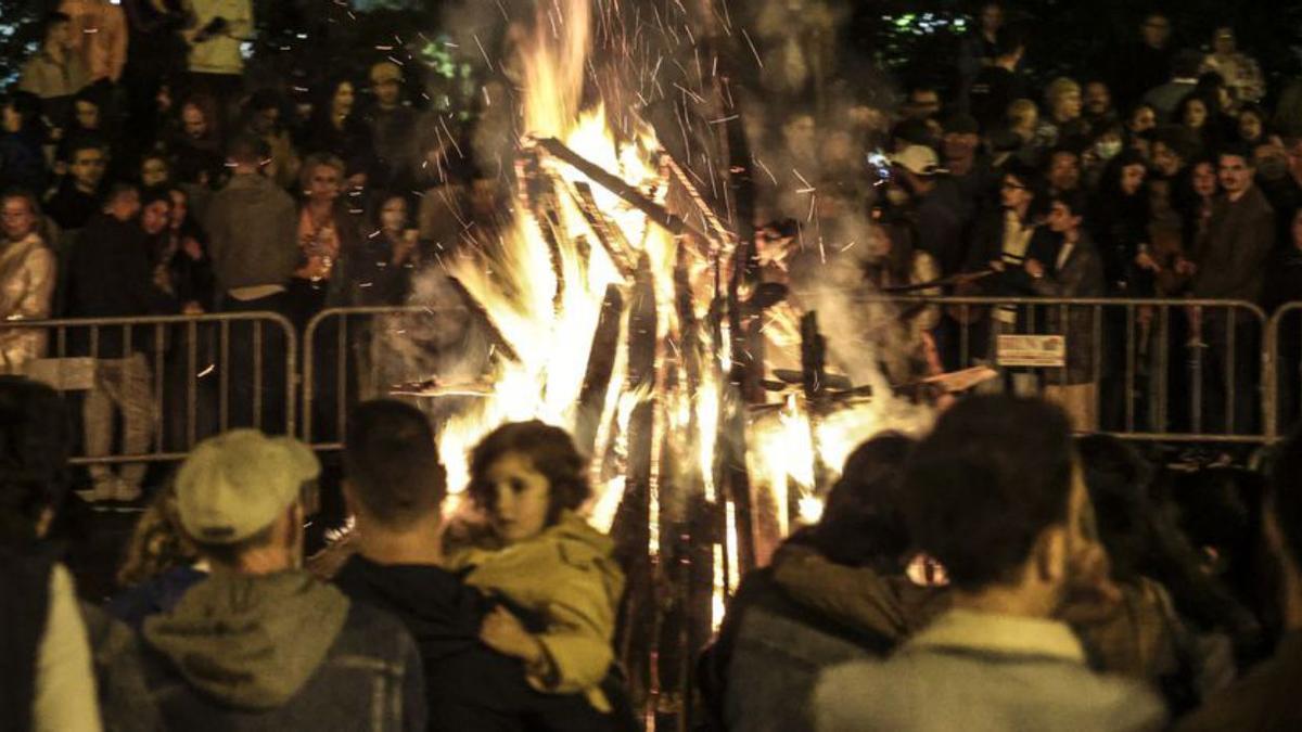 A la izquierda, la fuente de la plaza de la Catedral, decorada por San Juan; a la derecha, asistentes a la hoguera del Campillín. | Irma Collín