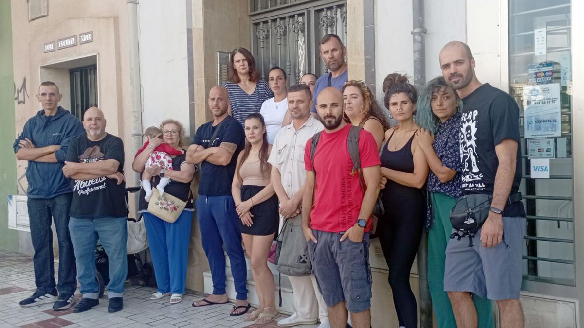 Algunos de los inquilinos afectados del 15 de la avenida de Europa, en octubre de 2025.