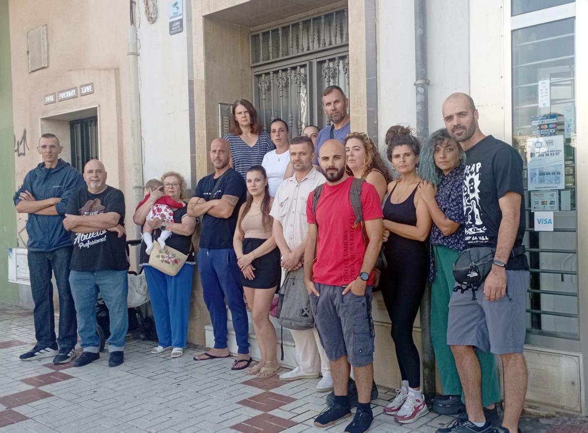 Vecinos y miembros del Sindicato de Inquilinas e Inquilinos, ayer en el portal de la avenida de Europa,15. | A.V.