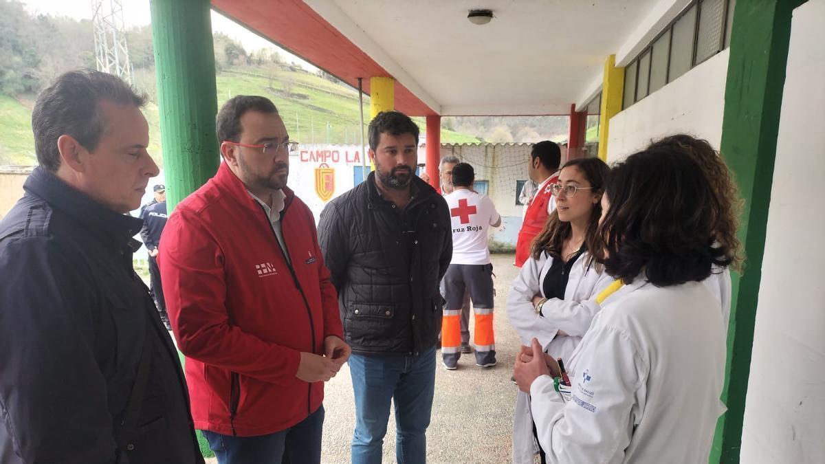 Adrián Barbón, de rojo, en su visita a Valdés.