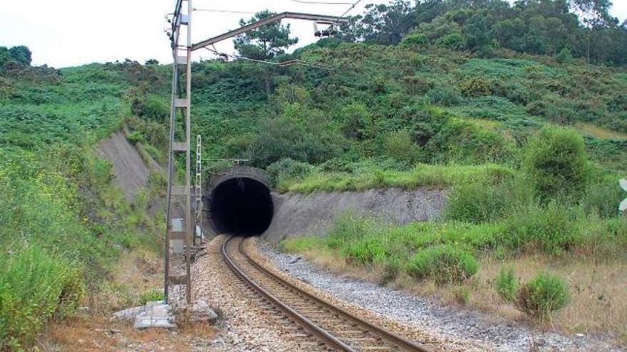 Entrada del túnel donde se produjo el fatal atropello, ayer en Perlora.