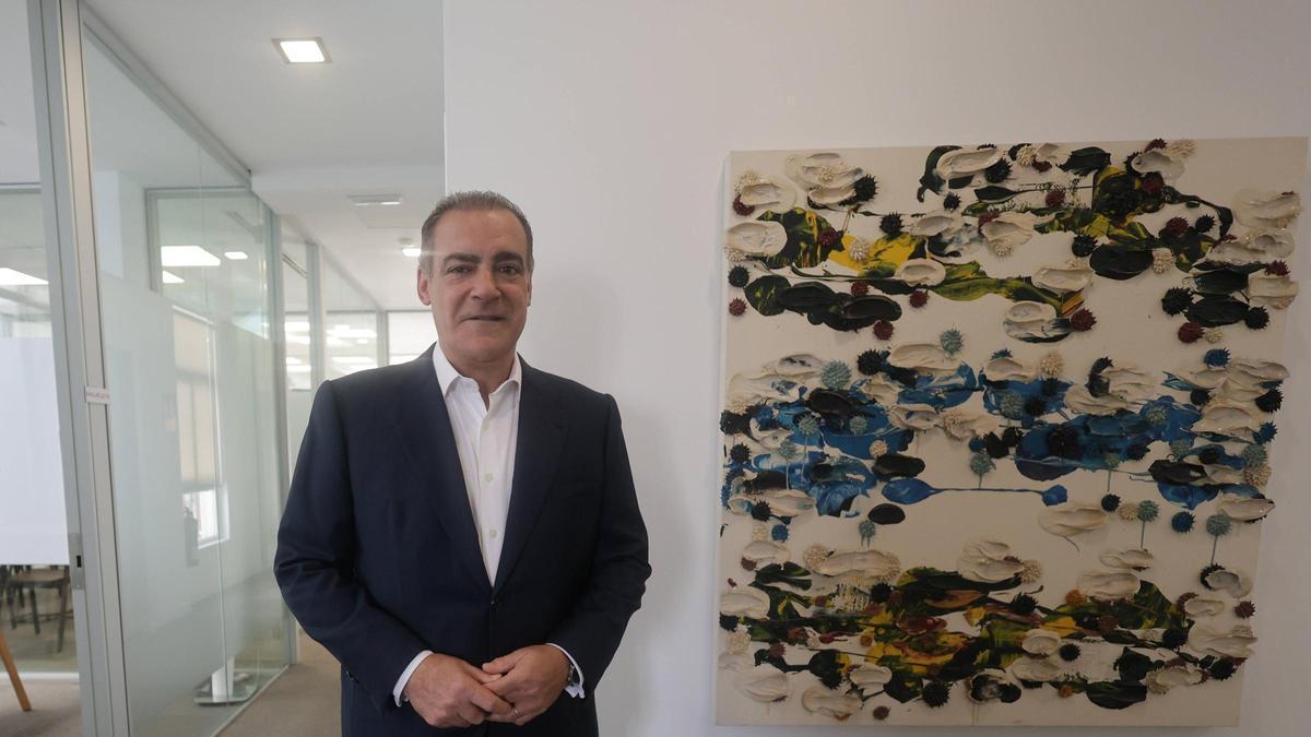 Pablo Serratosa, presidente de Zriser, en el despacho de la firma inversora en València