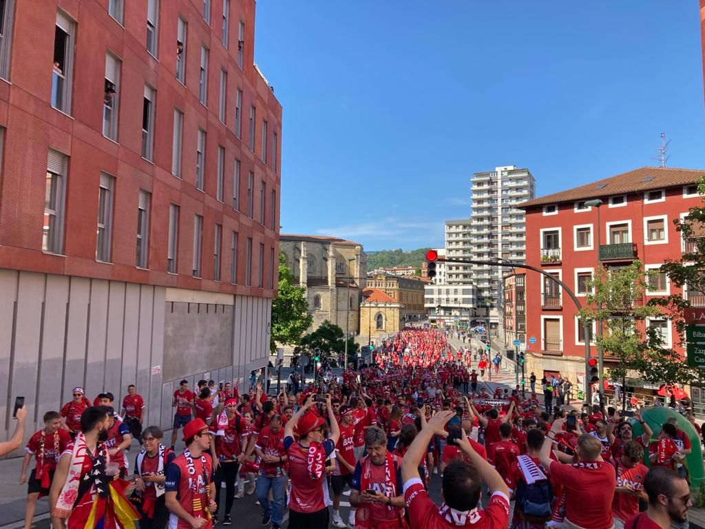 Més de 3.000 aficionats del Baxi omplen els carrers de Bilbao