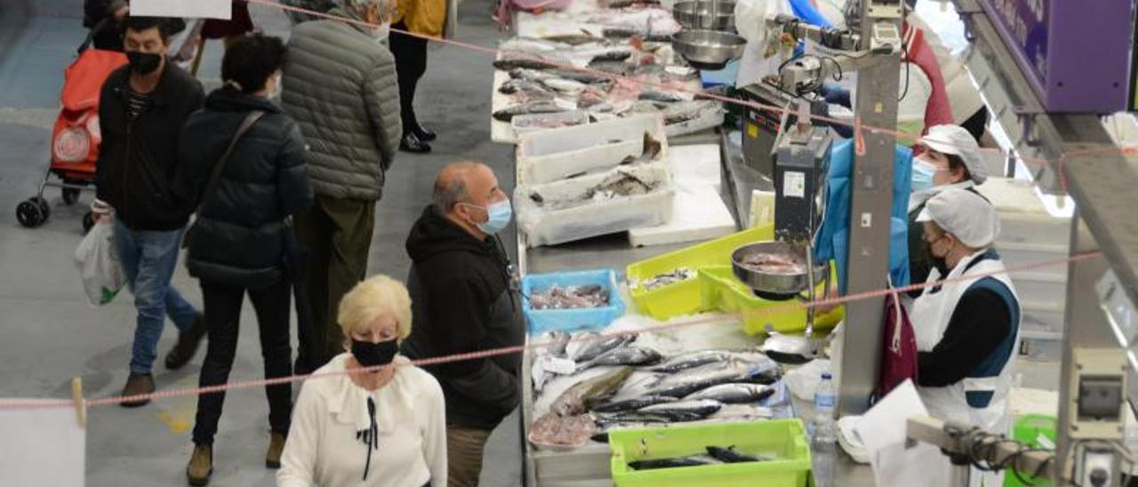 Actividad en la plaza de abastos de Cangas, ayer a mediodía, todavía con abundante pescado a la venta.   | GONZALO NÚÑEZ