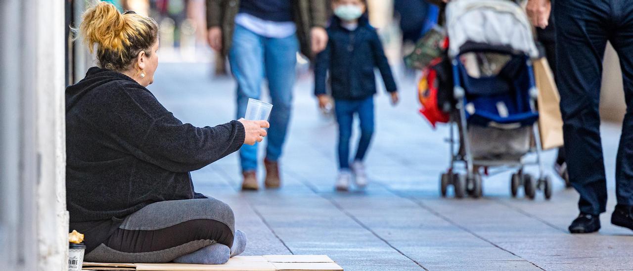 Ordenanza de mendicidad en Alicante: «¿Cómo vamos a pagar esas multas? ¿Prefieren que estemos robando?»