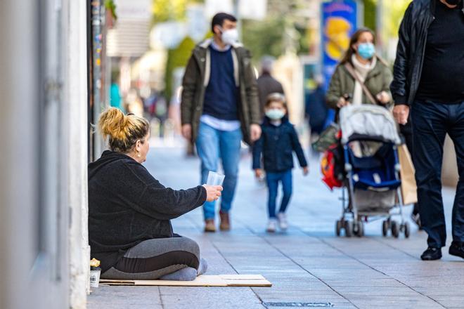 Ordenanza de mendicidad en Alicante: «¿Cómo vamos a pagar esas multas? ¿Prefieren que estemos robando?»