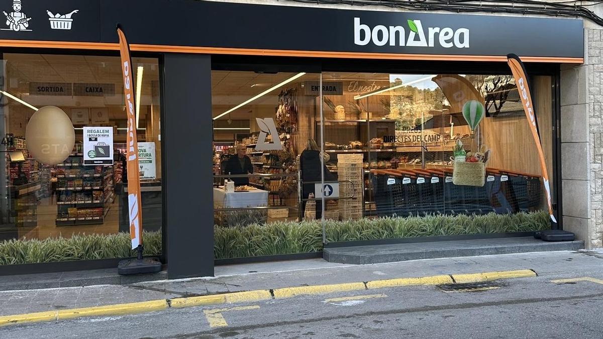 Façana del renovat establiment de bonÀrea al Pont de Vilomara
