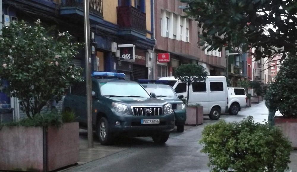 Vehículos de la Guardia Civil aparcados, en la localidad vizcaína de Erandio, en el domicilio de uno de los hombres detenidos por su presunta implicación en el asesinato de Francisco Javier Ardines González, concejal de Izquierda Unida en Llanes, en Asturias.